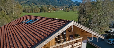 Blick über die Unterkunft auf die oberbayerische Bergwelt. Ankommen und Entspann