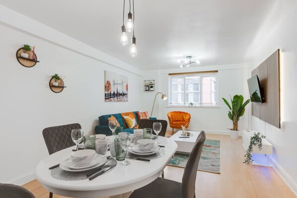 Dining area. Fully equipped with cutlery, crockery and glassware.