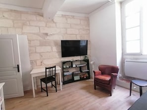 Table for eating or working. Huge screen TV with Netflix. WiFi