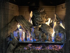 Fireplace - Blue Mesa 2 - Vivid Vacation Rentals Telluride - Fireplace - Blue Mesa 2 - Vivid Vacation Rentals Telluride
