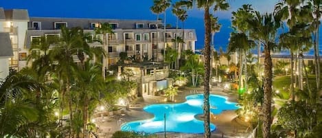 The pool and tropical landscape feels like Hawaii