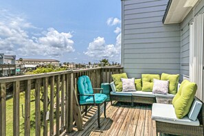 Catch the breeze, seating on deck - Catch the breeze, seating on deck