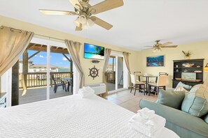 Living, sleeping, and dining area - Living, sleeping, and dining area