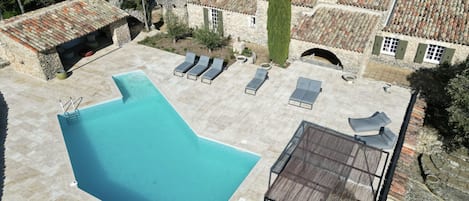 Vue aérienne de la propriété avec piscine 12 x 6 mètres