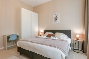 Bright double bedroom (We provide prepared beds with high-quality bed linen)