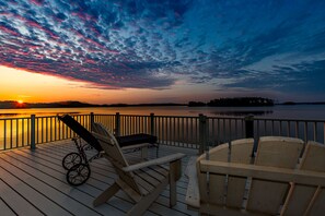 Early bird gets the best seat. 