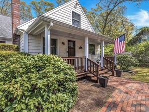 The quintessential Cape Cod vibe on full display here!
