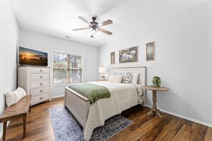 Guest Bedroom Downstairs -Queen Bed