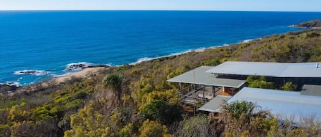 With ocean views to the horizon, The Loft celebrates the pristine natural surrounds with interconnected wooden pathways separating the main living area from the 4 bedrooms.