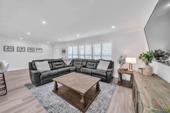 Home Decor, Furniture, Table, Coffee Table, Indoors
