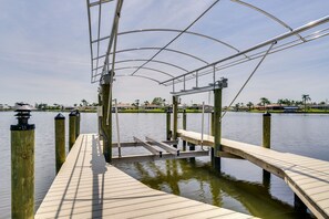 Boat Lift & Boat Dock