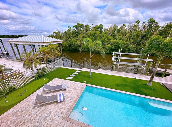 Views of the bay and deep water access within minutes.