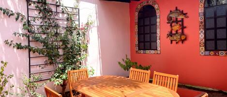 Centro Home with Courtyard & BBQ (238)