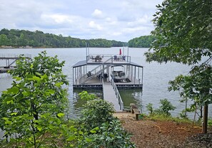 Private dock with boat slip: fish, relax in the sun. Bring boat or rent one. 