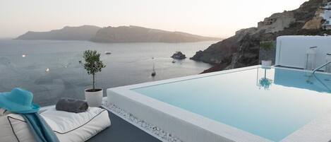 Amazing Santorini Villa | 1 Bedroom | Deluxe Suite | Unbelievable Caldera Sea & Sunset Views | Oia