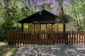 Black Cabin in the Woods This cabin was built in 1941 and has been fully renovatedThe Best views and minutes to restaurants.. bars .. Valpo University and Indiana Dunes National Park