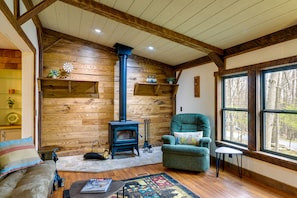 Living Room | Smart TV | Wood-Burning Stove | Full Futon