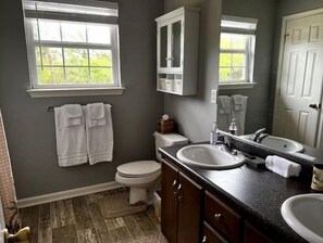 primary bathroom 2 sinks, full tub
(cabinets are now white)