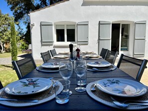Outdoor dining