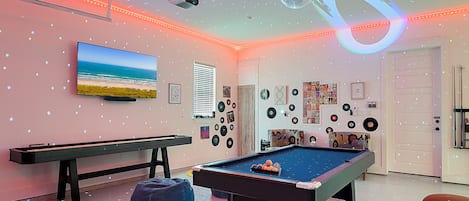 Bring on the Summer Vibes ~Pool Table, ShuffleBoard, Karoke, PutterBall, Bigscreen Tv for Football & Movies, Sonos Sound, Discoball, LED lights.