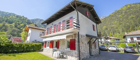 Das Haus liegt eingebettet in die Trentiner Berge