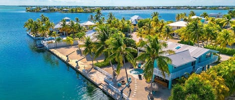 Merely three houses away from open waters, the Green Turtle Oasis offers swift boating access to both the Atlantic and Gulf, ensuring boundless aquati