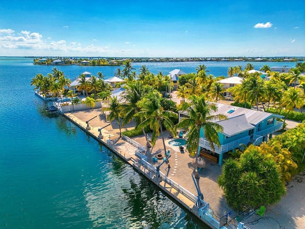 Merely three houses away from open waters, the Green Turtle Oasis offers swift boating access to both the Atlantic and Gulf, ensuring boundless aquati