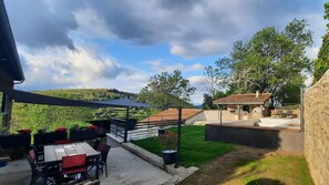 Terasse, piscine, four à bois, pool house en contrebas