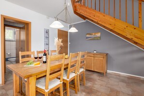 Wohnzimmer mit Essbereich und Zugang zur Terrasse