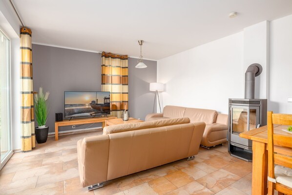 Wohnzimmer mit Essbereich und Zugang zur Terrasse