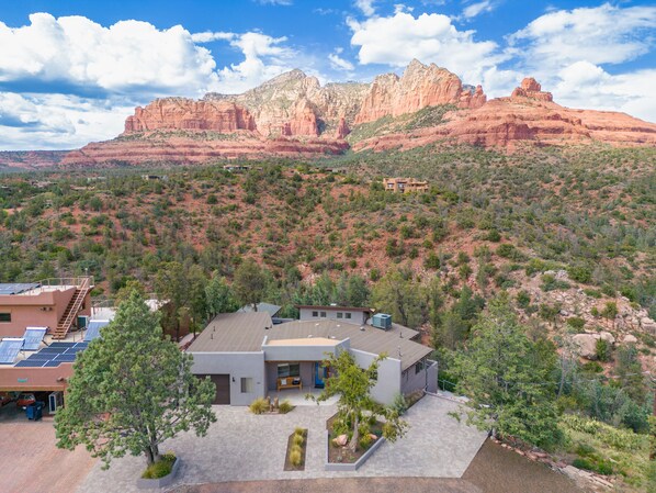 Easy access to other attractions like Oak Creek Canyon, the Sedona Golf Resort, and the Chapel of the Holy Cross. 
