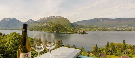 Balcon vue lac et montagnes - Location saisonnière