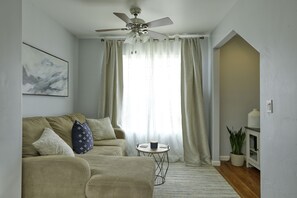 Living room/TV alcove