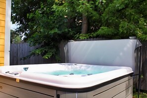 Large 8 person hot tub