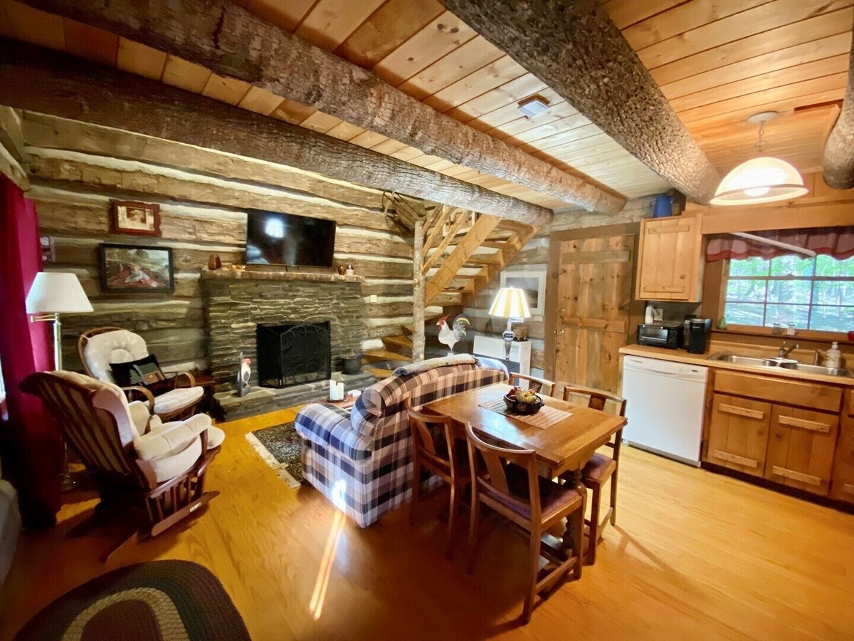 Scenic Summit-Mountain Views,Wooded Setting,Wood Fireplace,Ping Pong Table,WIFI