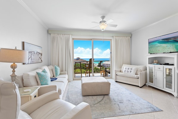 01-Beach-Resort-508-Living