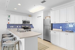 04-Beach-Resort-508-Kitchen