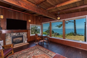 Cozy up by the gas fireplace in the cabin/den with exquisite oce - Cozy up by the gas fireplace in the cabin/den with exquisite ocean views.