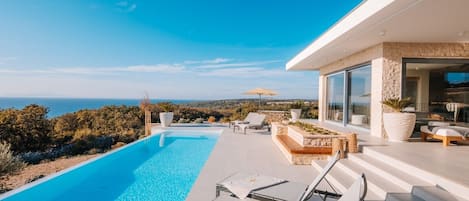 
Blick auf den Swimmingpool einer Luxusvilla mit Whirlpool, privatem Pool und Sauna zur Miete auf der Insel Pag am Meer mit Sonnendeck und Sonnenliegen