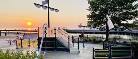 Splash pad and downtown entrance beach access (10-15 minute walk).