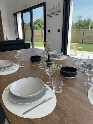 Salle à manger avec grande table 220cm par 120 pour 8 personnes 