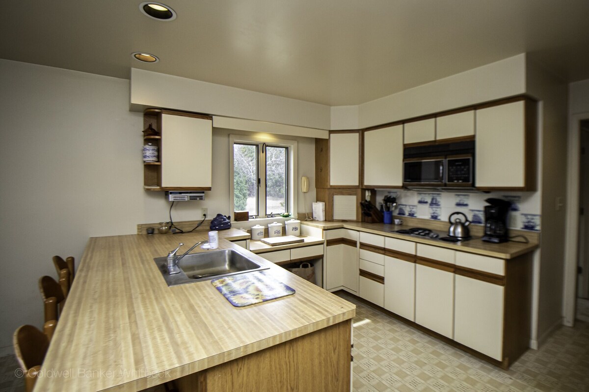 4 Bedroom 2 Bathroom Entire Home with Walk-In Lake Access