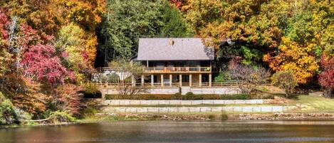 The stunning Swimming Bear Lodge on Allen Lake