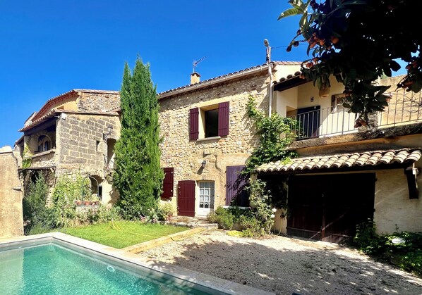Charme médiéval avec piscine 