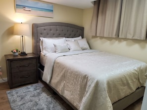 Bedroom with Queen bed, Side lamp