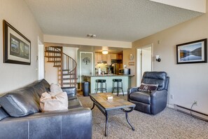 Living Room | 3rd-Floor Condo | Pet Friendly w/ Fee