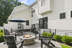 Backyard patio with natural gas firepit and natural gas grill