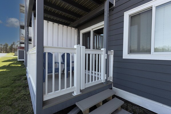 Welcome to Mountain Lodge 117, a Village-adjacent property that has a deck with steps so you can step right on/off the unit!