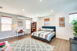 Studio | King Bed | Laptop-Friendly Workspace | Smart TV