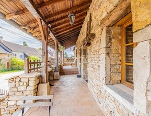 La terrasse ombragée,petite table,chaises et bergère.